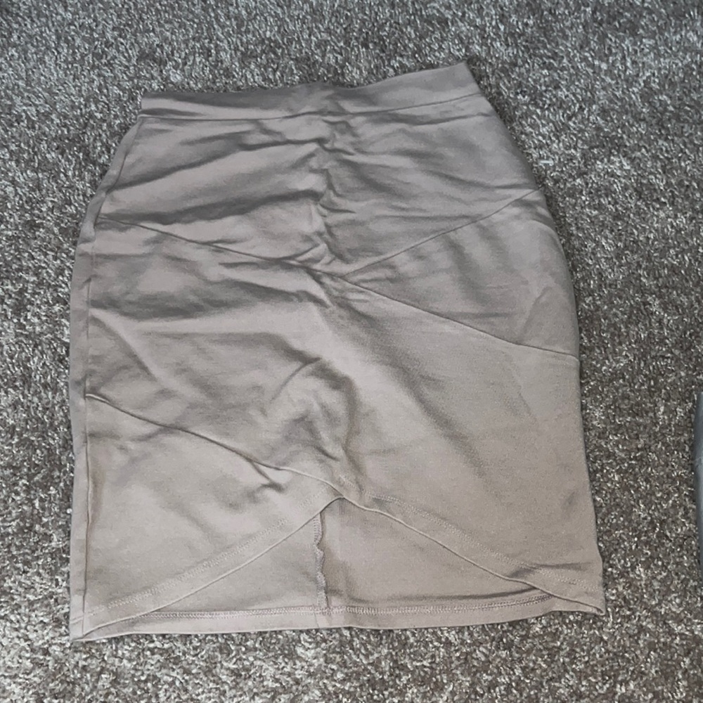 Fitted stretched skirt